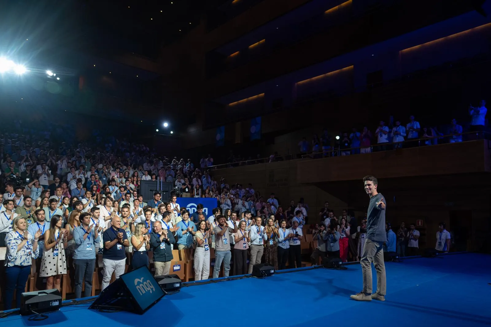 Ignacio Dancausa y J�venes de NNGG en Valladolid